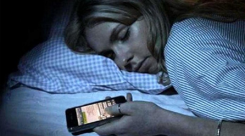 طبيب يحذر من استخدام الهاتف النقال قبيل النوم!