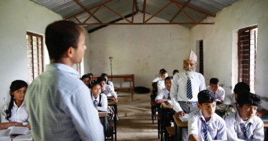 نيبال.. أكبر تلميذ في عمره 68 عامًا (صور)