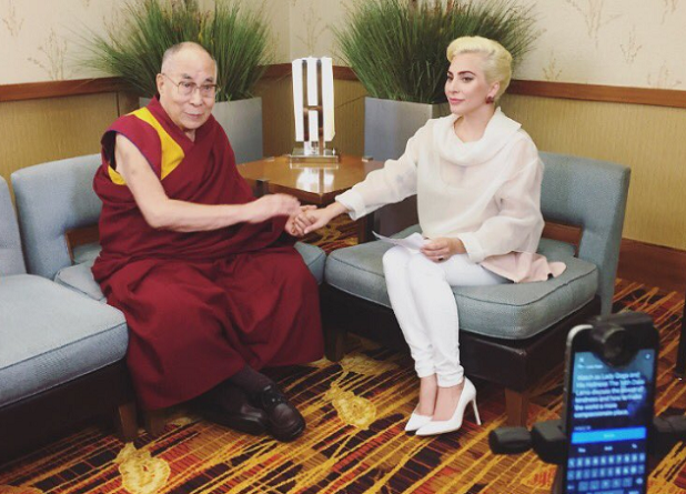 ليدي جاجا مع الدالاي لاما
