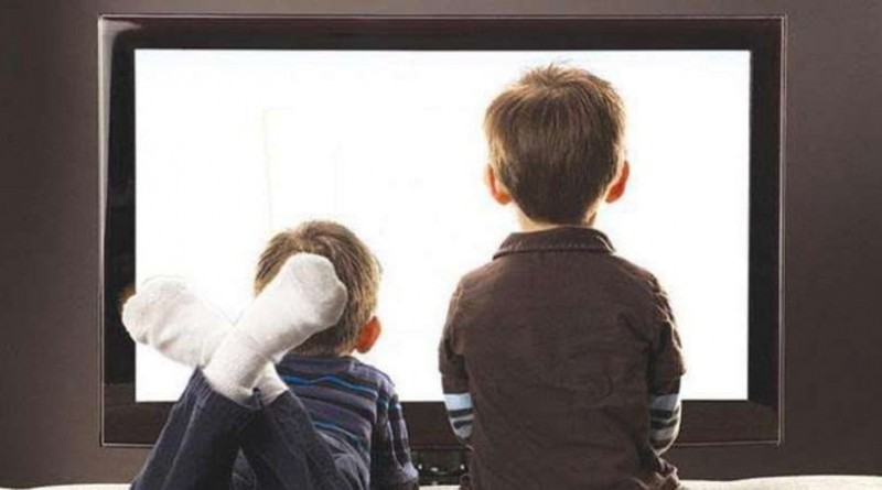 تعرف على تأثير "مشاهدة التلفزيون" على عظام الأطفال