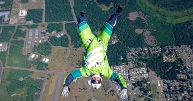 مغامر أمريكي يقفز من ارتفاع 7600 متر بدون مظلة