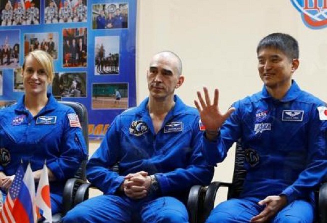 رواد الفضاء الثلاثة الأمريكية كاثلين روبنز والروسي أناتولي ايفانيشين والياباني تاكويا اونيشي قبيل رحلتهم من مركز بايكونور الفضائي إلى المحطة الفضائية الدولية