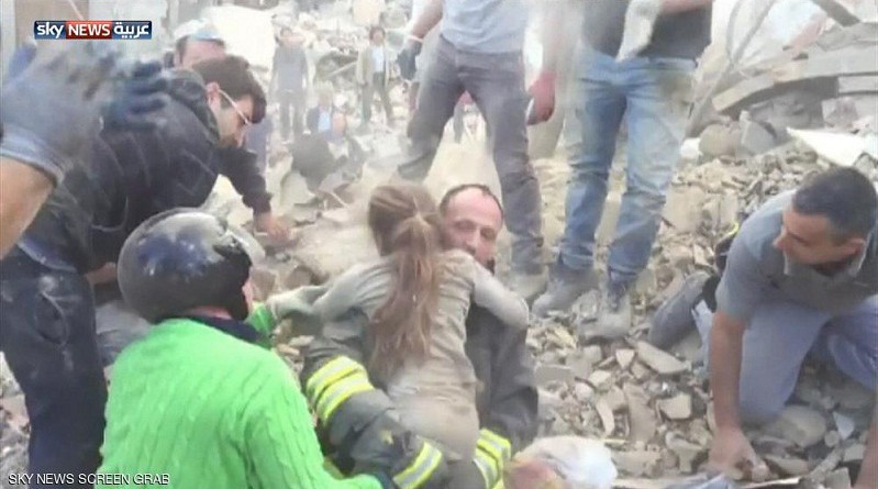 بعد 17 ساعة.. انتشال طفلة من تحت أنقاض زلزال إيطاليا