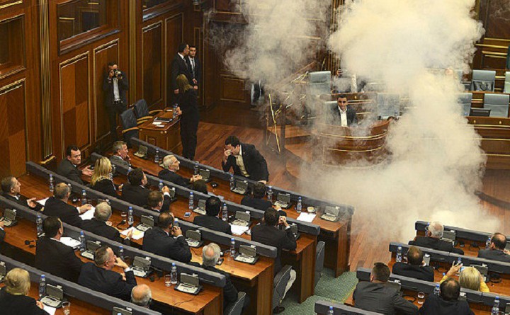 نائب كوسوفي يطلق الغاز المسيل لتعطيل عمل البرلمان