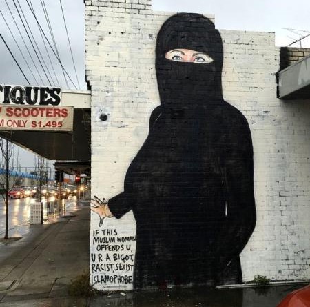 طمس جدارية لكلينتون وهي ترتدي نقاب في أستراليا