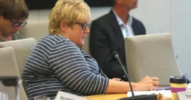 زعيمة سياسية نرويجية تطارد البوكيمون خلال جلسة للبرلمان