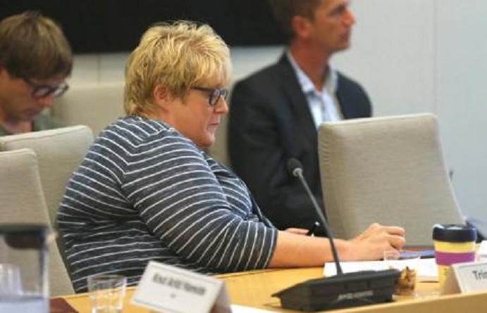 زعيمة سياسية نرويجية تطارد البوكيمون خلال جلسة للبرلمان