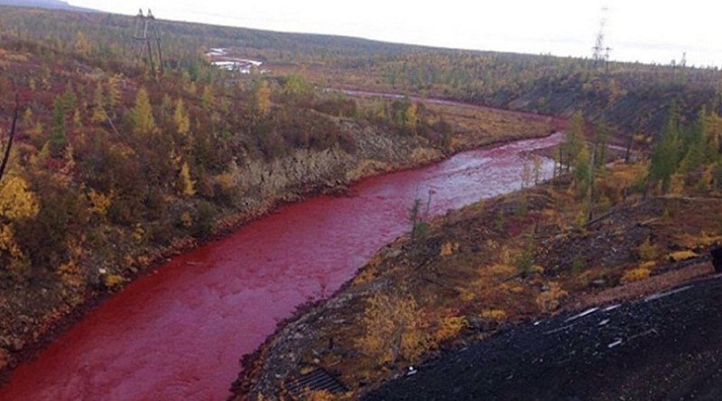 بالصور: نهر روسي يتلون بلون "الدماء" بشكل عجيب