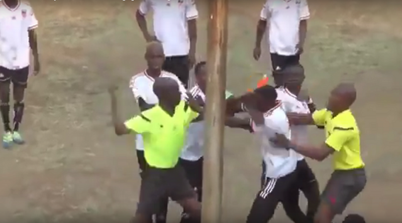 بالفيديو: حكم يطرد لاعبًا ويضربه في مباراة لكرة القدم