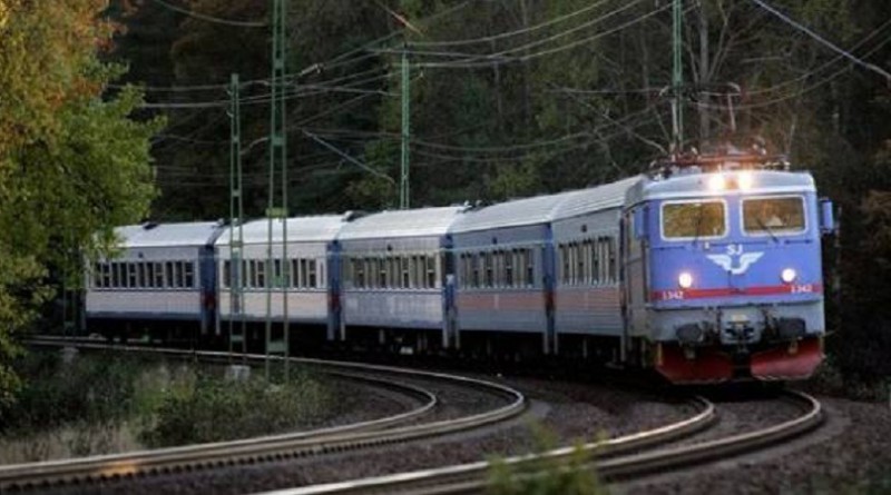 إصابة سائق قطار في انفجار قنبلة على خط للسكك الحديدية
