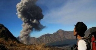 إجلاء 400 سائح بعد ثوران بركان في إندونيسيا