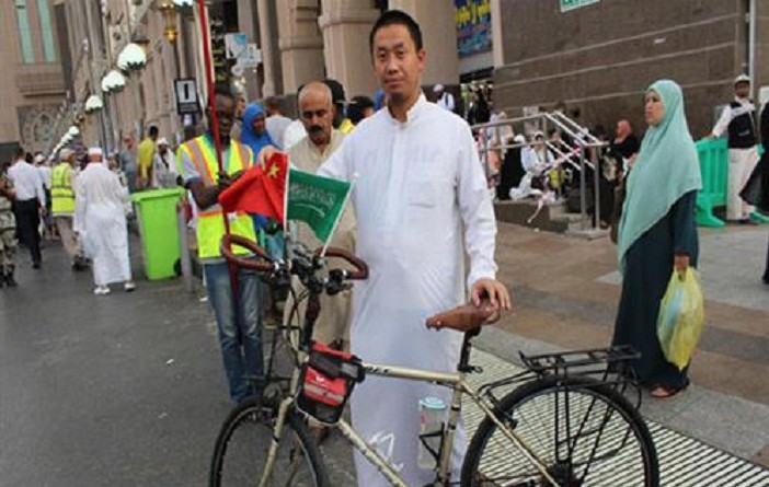 وصل من الصين إلى مكة على دراجته للحج