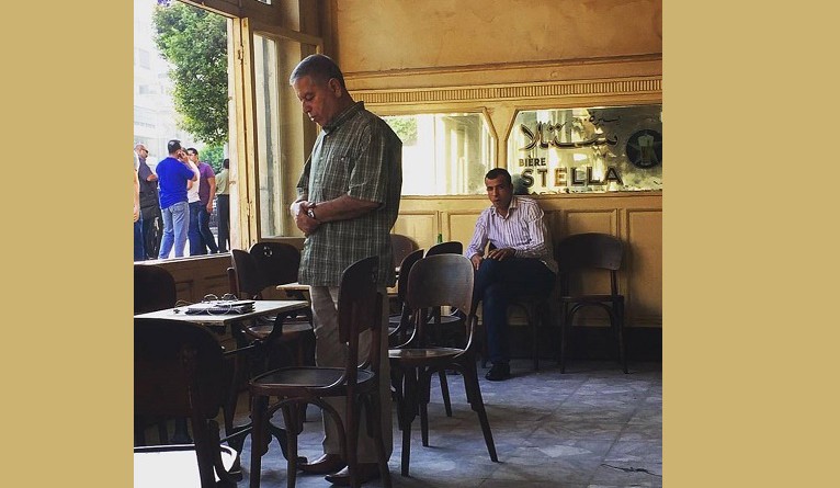 منى محجوب تثير الجدل ب " رجل يصلي في مقهى الحرية"