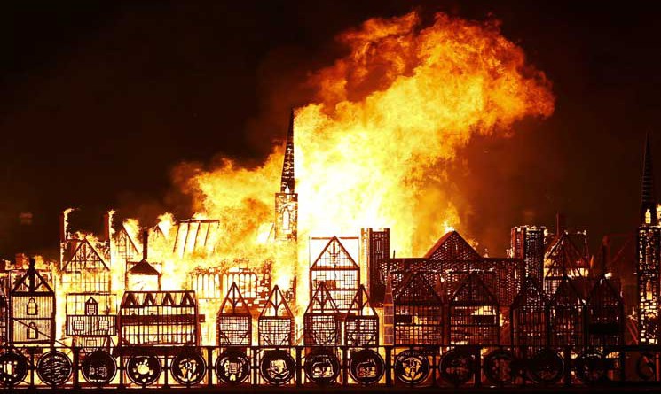 منذ 350 عامًا.. إحراق مجسم خشبي ضخم للندن في ذكرى "الحريق الكبير"