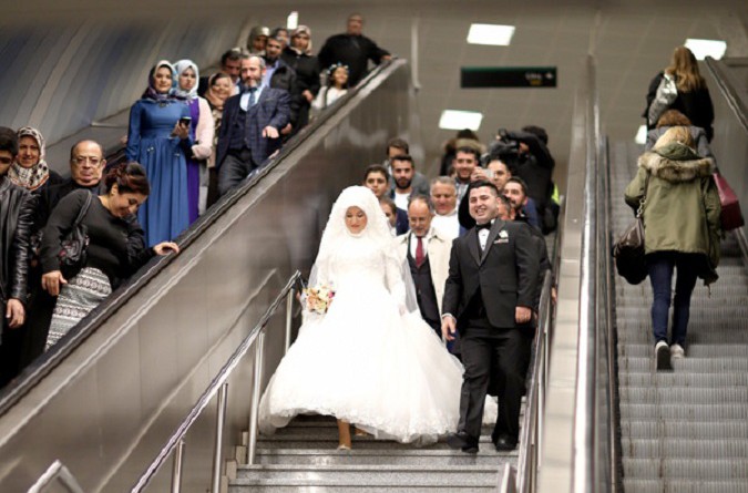 أول زواج من نوعه في مترو أنفاق إسطنبول بعد صدور قواعد تسمح بذلك
