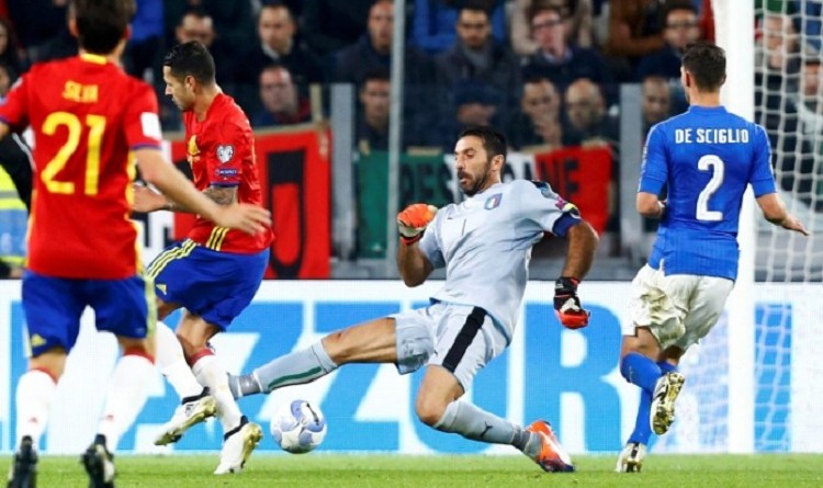 لقطة بوفون في مباراة إيطاليا وإسبانيا في تصفيات المؤهلة لمونديال روسيا 2018