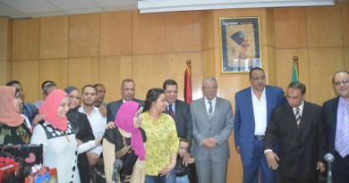 محافظ المنيا "يكرم" مدير الاداره العامة للتخطيط والمتابعة لبلوغه سن المعاش ‎