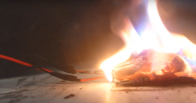 بالفيديو: لحظة انفجار هاتف "جالاكسي نوت 7" باستخدام مطرقة