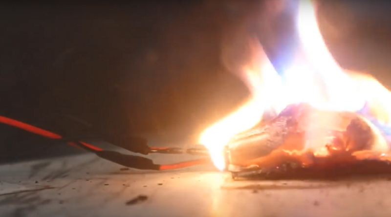 بالفيديو: لحظة انفجار هاتف "جالاكسي نوت 7" باستخدام مطرقة