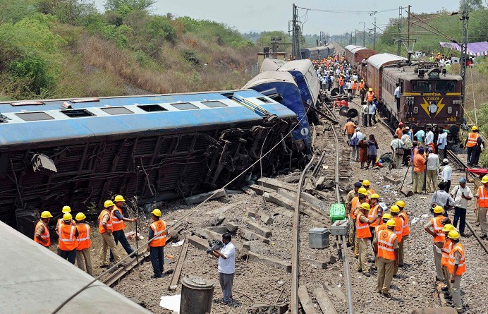 عشرات القتلى والجرحى جراء خروج قطار عن القضبان بالهند