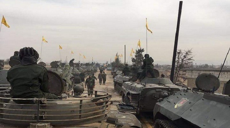 بالصور: حزب الله يقيم عرضًا عسكريًا كبيرًا في سوريا