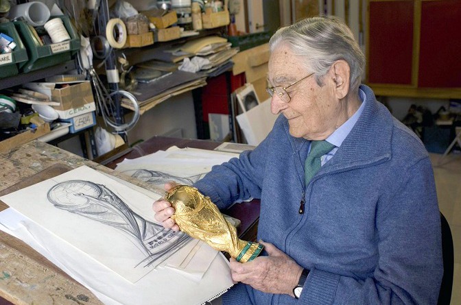 سيلفيو غازانيغا مصمم مجسم كأس العالم لكرة القدم