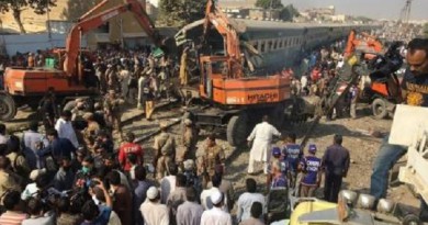 مقتل 11 شخصا في حادث تصادم قطارين بباكستان