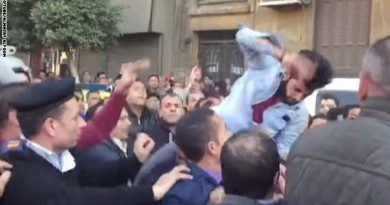 بالفيديو.. "مهاجمة" أحمد موسى خارج الكاتدرائية بالقاهرة