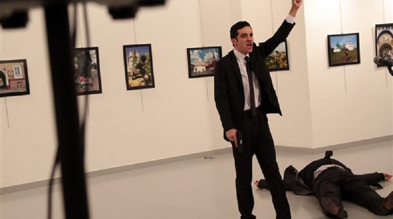 وسائل إعلام تركية: قاتل السفير الروسي ضابط شرطة تركي
