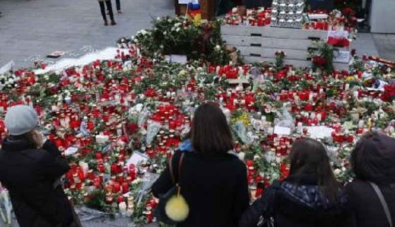 Candele per rendere omaggio alle vittime dell'attacco di Berlino