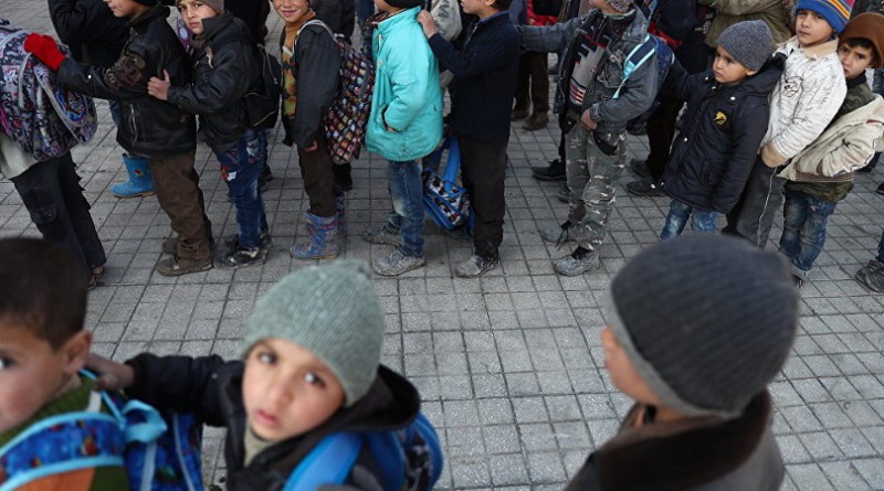 في سوريا.. البرد يجبر طلابا على أخذ أغطيتهم للدفء في المدرسة