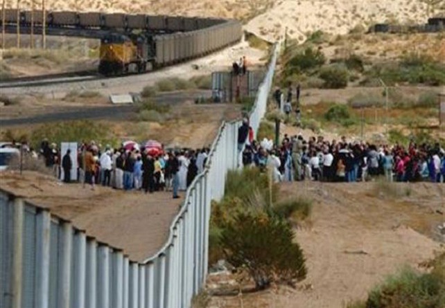 المهاجرون المكسيكيون: سنعبر جدار ترامب وإن لم يكن من فوقه فمن تحته