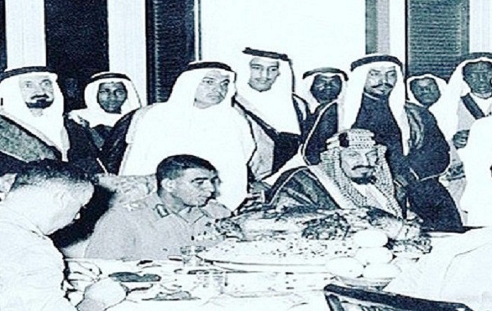 الأمير طلال بن عبد العزيز ينشر صورة نادرة للرد على المشككين في العلاقات المصرية السعودية