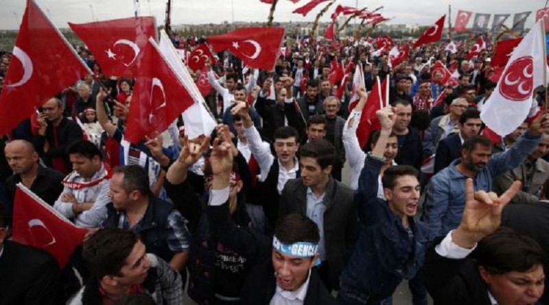 وكالة: متظاهرون أتراك ينزعون علم هولندا من فوق سفارتها بإسطنبول