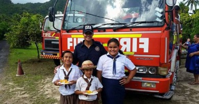 بالصور: ملكة جزر كوك تنضم لفرقة الإطفاء