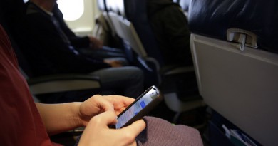 ما الذي يمكن أن يفعله هاتفك بالطائرة التي تركبها