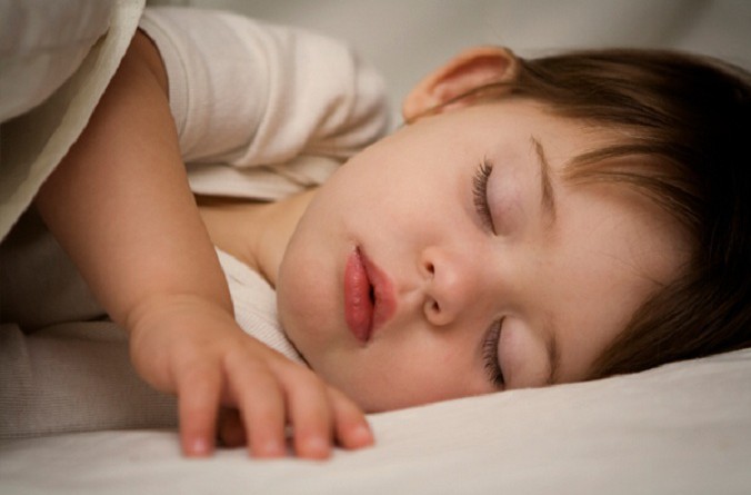 دراسة: انقطاع نفس الأطفال أثناء النوم مرتبط بتغييرات في المادة السنجابية بالدماغ