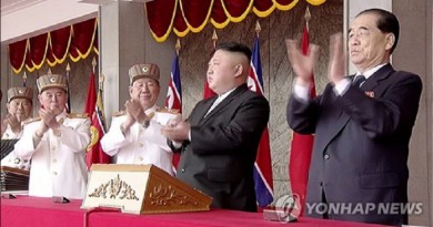الزعيم الكوري الشمالي يشهد العرض العسكري