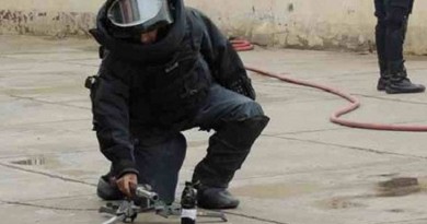 خبراء المفرقعات يفككون سيارة مفخخة بالإسكندرية