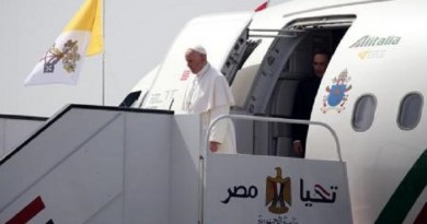 البابا فرنسيس يبدأ زيارة لمصر