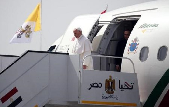 البابا فرنسيس يبدأ زيارة لمصر
