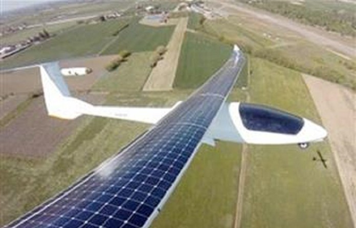 نجاح تجربة تحليق أول طائرة تعمل بالطاقة الشمسية