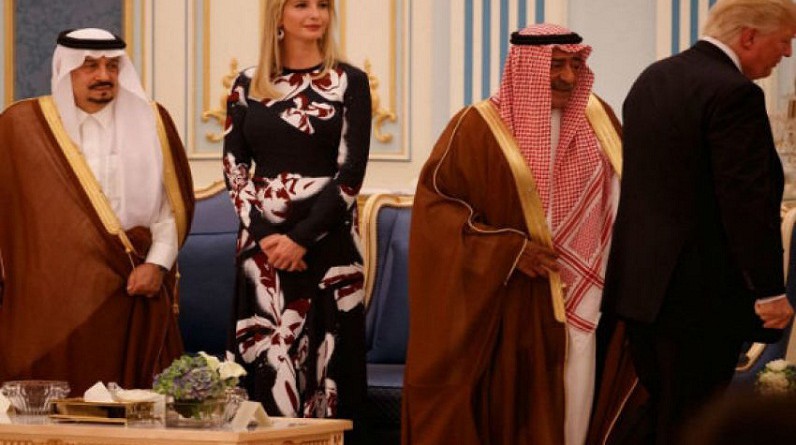 صحفي إسرائيلي: السعودية تتبرع لإيفانكا ترامب وتقمع نساءها
