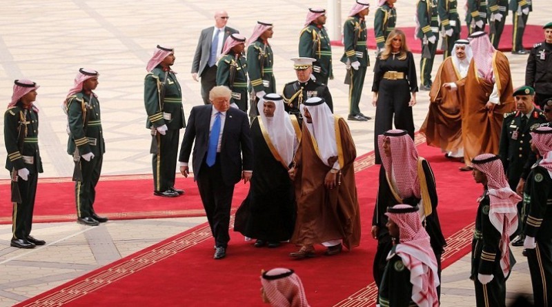 ترامب يصل الرياض وسلمان على رأس مستقبليه