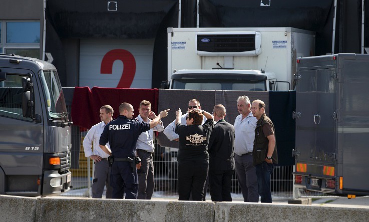 اتهام 11 شخصا في وفاة 71 مهاجرا داخل شاحنة بالنمسا عام 2015