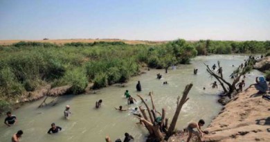 بالصور: السباحة في نهر الخازر المتنفس الوحيد للشبان النازحين من الموصل