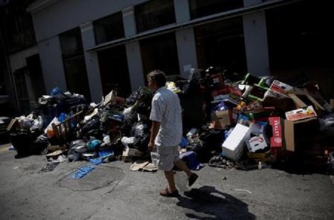 أكوام القمامة تثير مخاوف صحية في اليونان مع تصاعد حدة الإضرابات