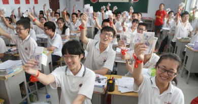 طلاب صينيون يحتفلون ببداية العام الدراسي