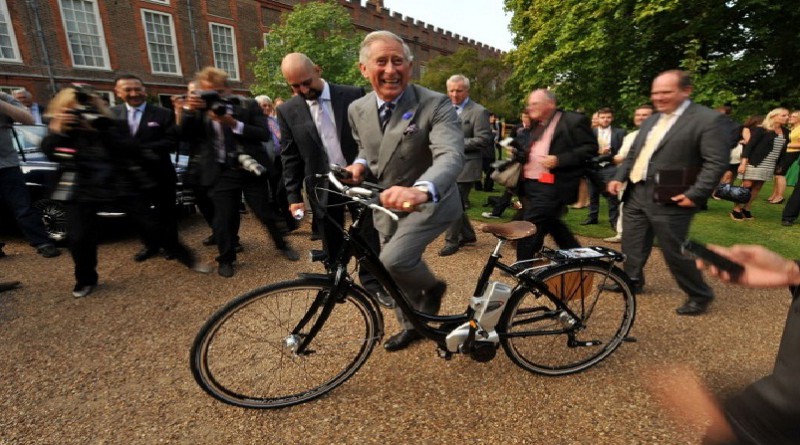 الأمير شارلز يركب دراجة كهربائية خلال بدء عرض حديقة ومطعم في "كلارينس هاوس" في وسط العاصمة لندن، إنجلترا