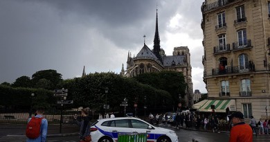 شرطة باريس تعلن سيطرتها على الوضع بعد الاعتداء قرب كاتدرائية نوتردام